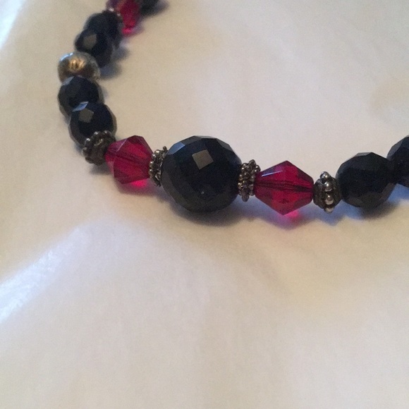 Vintage beaded necklace with red and black faceted beads and silvertone accents. - Picture 4 of 10